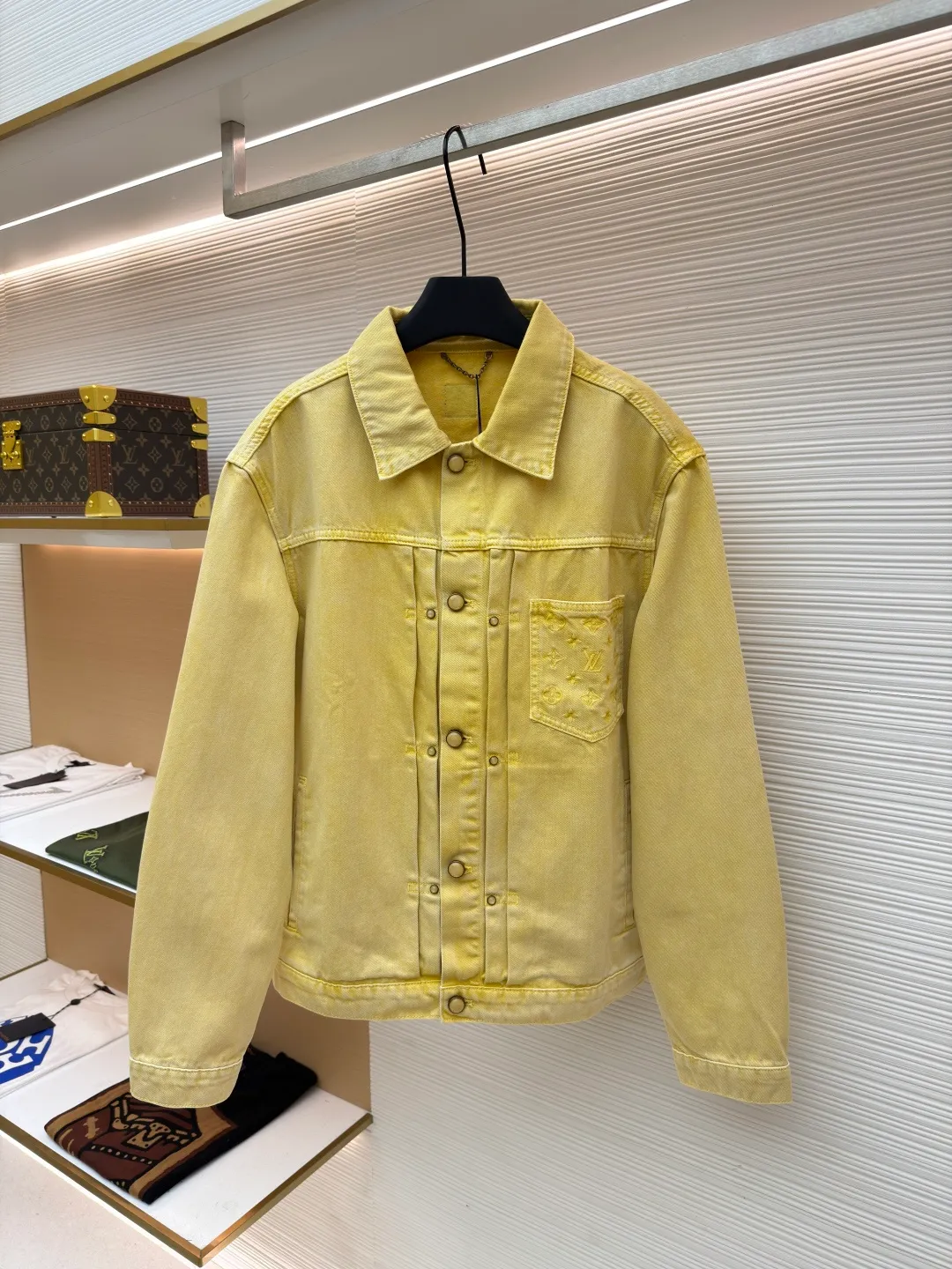 LOUIS VUITTON dyed embossed denim jacket ●Original version: Purchased and developed in 19594 ●Item number: 1681049-B65 ●Material: denim fabric ●Technology: embossed production ●Version: fitted version ●Weight: about 1049 grams ●Size: 46-48-50-52 ●Description: This style is processed through garment dyeing to create a washed retro effect, and then uses a splicing structure and hammer fixing rings to express the workwear style. Monogram embroidery adorns the sides and left patch pocket, and pearlescent buttons and rivets complete the detail. Pair it with the same style to add to your summer wardrobe. The overall wiring is straight and delicate, the fabric is comfortable and soft, and the color is consistent without color difference. It can be matched with the same style to create a fashionable look and control various occasions. Customized accessories, complete with three standards, same style for men and women!